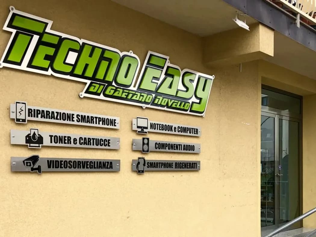 L'insegna del negozio Techno Easy di Leonforte